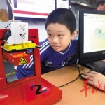 小学生正饶有兴趣地观看3D打印输出